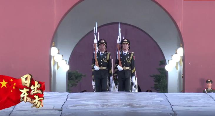 祝福祖國(guó)！天安門(mén)廣場(chǎng)舉行國(guó)慶升旗儀式